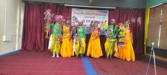 सांस्कृतिक कार्यक्रम की प्रस्तुति देते हुए विद्यार्थी।
