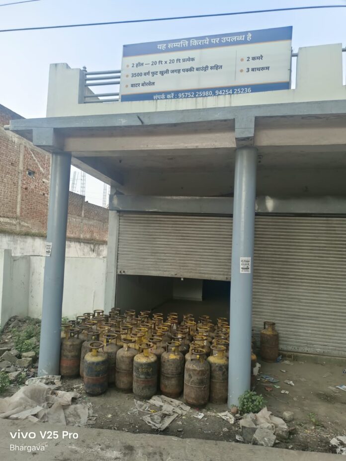 बीपीसीएल के 19 और 5 किलोग्राम वाले सिलेंडरों का धर्मेंद्र अग्रवाल के गोदाम में चल रहा था अवैध भंडारण; खाद्य एवं नागरिक आपूर्ति विभाग की बड़ी कार्रवाई