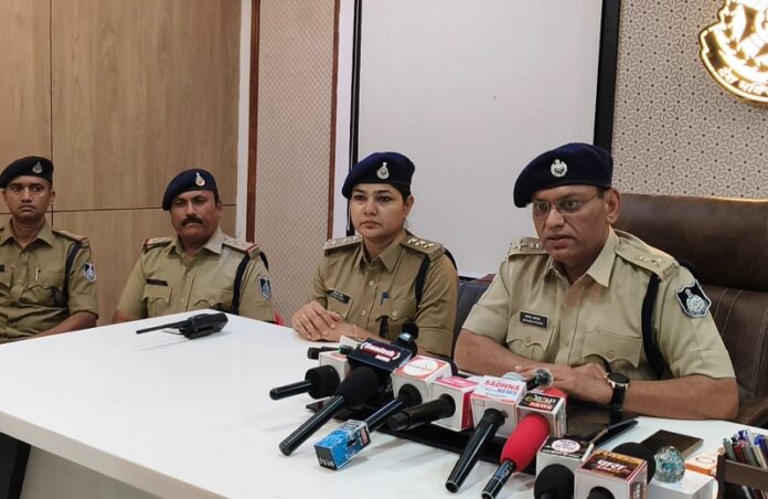 मामले का खुलासा करते हुए पुलिस अधीक्षक