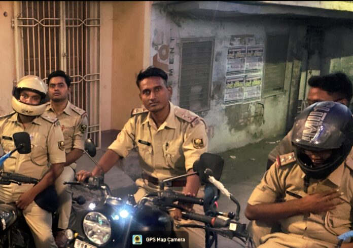 सारण में दुर्गा पूजा पर सुरक्षा कड़ी, पुलिस दीदी और बाइक गश्ती दल ने संभाली कमान सारण में दुर्गा पूजा पर सुरक्षा कड़ी, पुलिस दीदी और बाइक गश्ती दल ने संभाली कमान