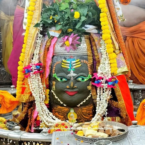 रजत चंद्र-त्रिशूल मुकुट से सजे बाबा महाकाल रजत चंद्र-त्रिशूल मुकुट से सजे बाबा महाकाल