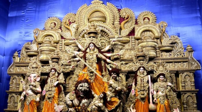 पूजा पंडाल का उद्घाटन करते पूर्व मुख्यमंत्री रघुवर दास और उमड़ी भीड़
