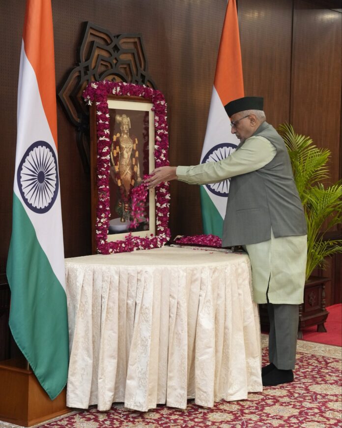 उपराष्ट्रपति वीरपांडिया कट्टाबोम्मन की स्मृति में उनके चित्र पर पुष्प अर्पित करते हुए। उपराष्ट्रपति वीरपांडिया कट्टाबोम्मन की स्मृति में उनके चित्र पर पुष्प अर्पित करते हुए।