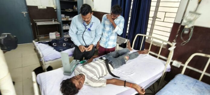 घायल का इलाज करते डॉक्टर घायल का इलाज करते डॉक्टर