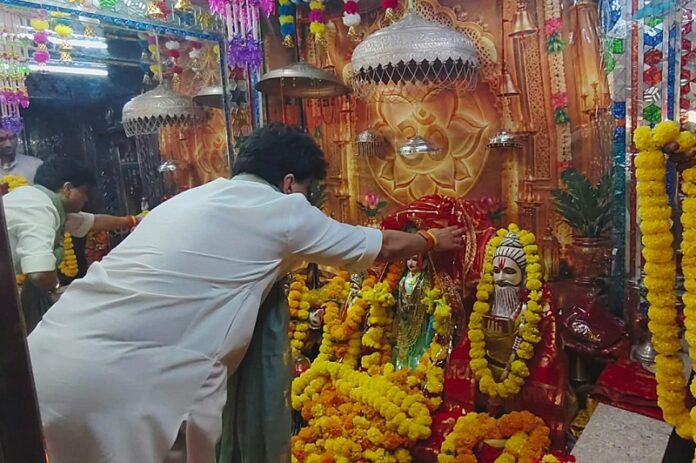 अशोकनगर जिले के करीला धाम में पूजन करते हुए सिंधिया