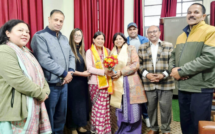 प्रो. रावत का अभिनंदन करते कूटा के सदस्य।