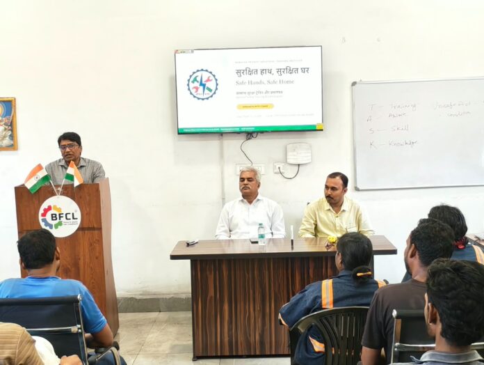 प्रशिक्षण देते कर्मचारी