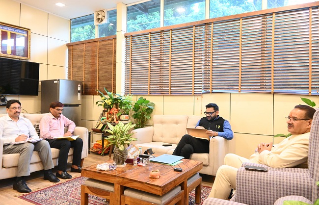 कैंप कार्यालय में कृषि एवं उद्यान विभाग की समीक्षा बैठक में मंत्री गणेश जोशी। कैंप कार्यालय में कृषि एवं उद्यान विभाग की समीक्षा बैठक में मंत्री गणेश जोशी।