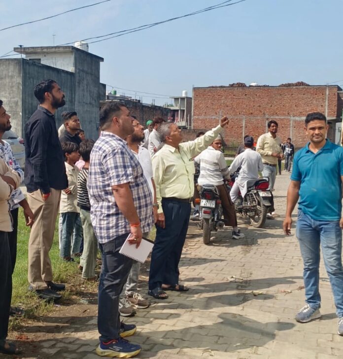 विद्युत अधिकारी छापेमारी करते हुए