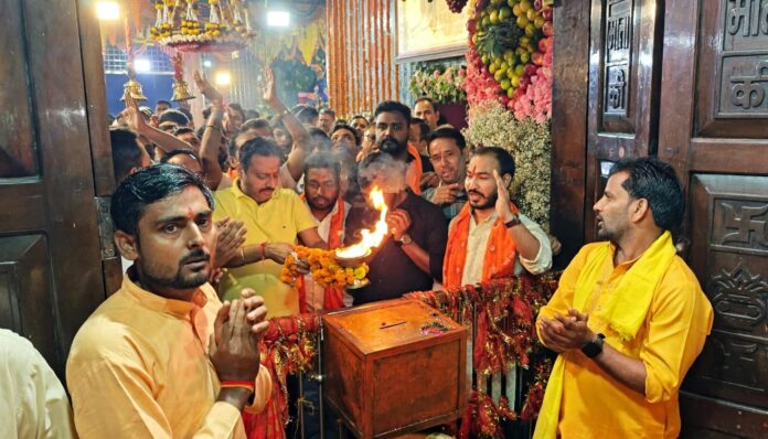 विश्व हिंदू परिषद ने श्री काली माता मंदिर में की महाआरती
