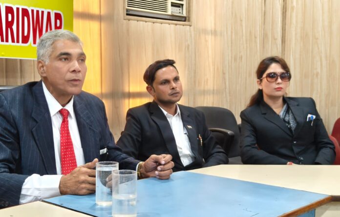 प्रेस वार्ता करते पूर्व न्यायाधीश आनंद वर्धन
