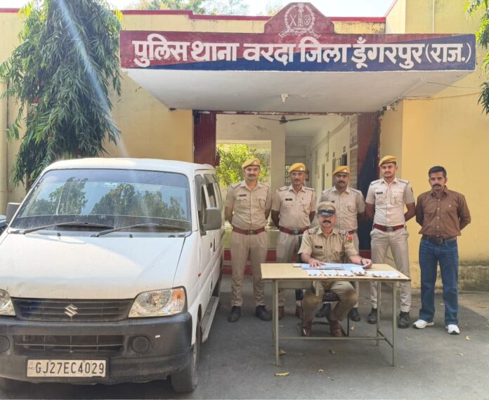 पुलिस द्वारा जब्त इको कार न अन्य सामान