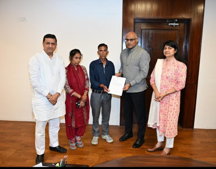 अंकिता भंडारी के माता पिता सीबीआई अधिकारियों से भेंट करते हुए। साथ मे गढ़वाल सांसद अनिल बलूनी। अंकिता भंडारी के माता पिता सीबीआई अधिकारियों से भेंट करते हुए। साथ मे गढ़वाल सांसद अनिल बलूनी।