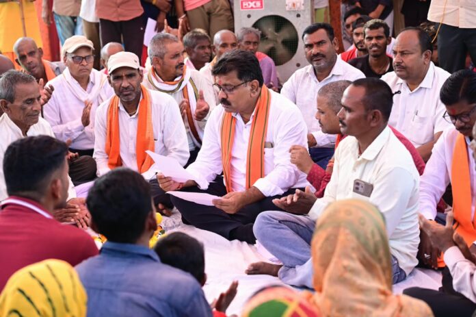 ग्राम बंदौरा और ठकुराइनटोला में ग्रामीणों के बीच बैठकर उनकी मांगे और समस्याएं सुनते हुए ग्राम बंदौरा और ठकुराइनटोला में ग्रामीणों के बीच बैठकर उनकी मांगे और समस्याएं सुनते हुए