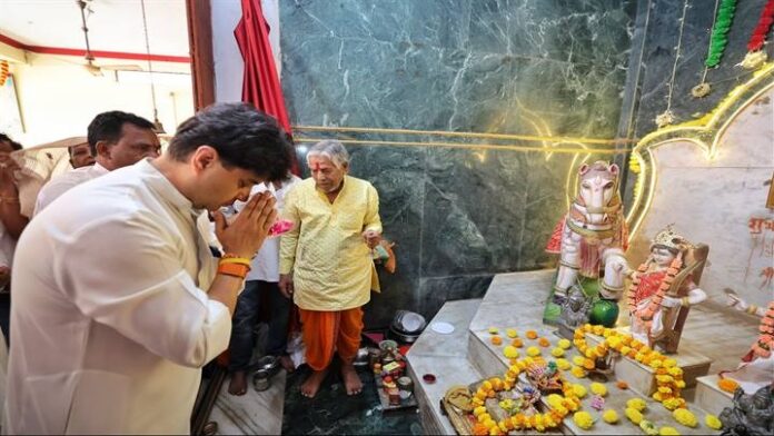 केन्द्रीय मंत्री सिंधिया ने अशोकनगर में लव-कुश मंदिर में की पूजा-अर्चना