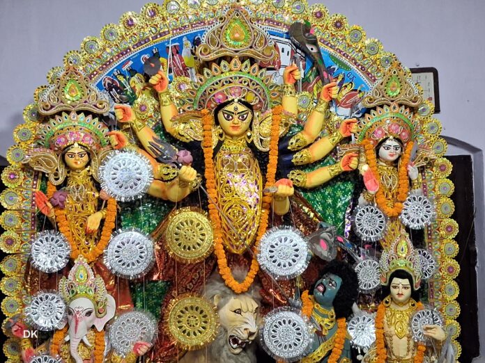 छपरा के कालीबाड़ी में बंगाली पद्धति से हो रही मां की आराधना छपरा के कालीबाड़ी में बंगाली पद्धति से हो रही मां की आराधना