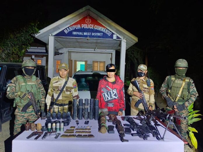 मणिपुर में सुरक्षा बल एवं पुलिस के संयुक्त अभियान के दौरान बरामद हथियारों की तस्वीर