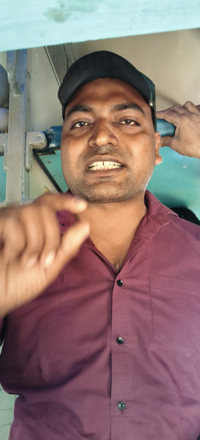 फर्जी पुलिस पहचान पत्र के साथ पकड़ा आराेपित रेल यात्री अंकित कुमार