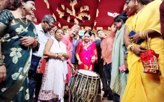 दुर्गा पूजा पंडाल में ढाक बजाती मंत्री