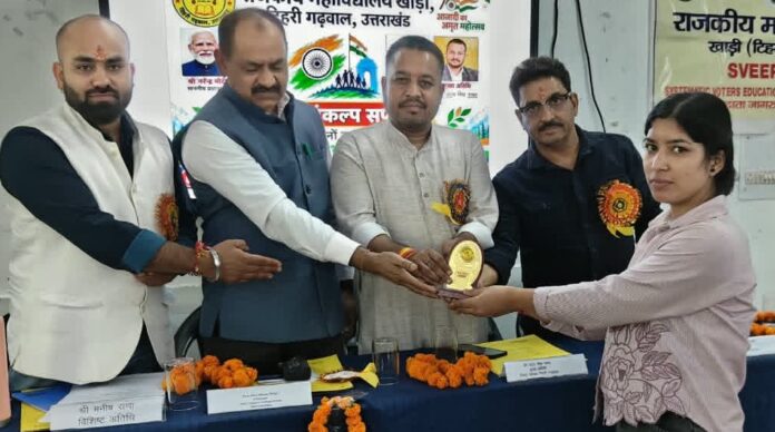 फोटो-17एंटीएच07 खाड़ी महाविद्यालय में विजेता का सम्मानित करते भाजपा जिलाध्यक्ष उदय रावत।