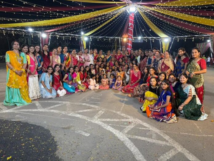 नवरात्रि में धूम धाम से हो रही है मां की आराधना, संस्कृति और सादगी का अद्भुत संगम देखने को मिल रहा गरबा पांडालों में नवरात्रि में धूम धाम से हो रही है मां की आराधना, संस्कृति और सादगी का अद्भुत संगम देखने को मिल रहा गरबा पांडालों में