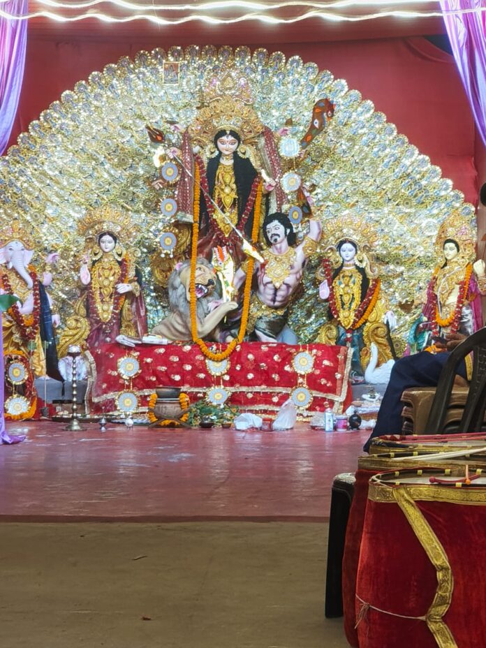 सप्तमी पर पूजा देखने के लिए लोगों की भीड़, दुर्गा पूजा के पंडाल और प्रतिमा का अनावरण सप्तमी पर पूजा देखने के लिए लोगों की भीड़, दुर्गा पूजा के पंडाल और प्रतिमा का अनावरण