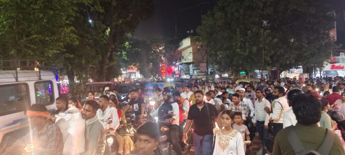 सड़कों पर उमड़ी भीड़