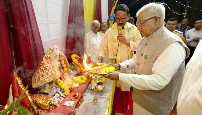 लोकभवन में माँ दुर्गा की महाआरती करते हुए राज्यपाल पटेल लोकभवन में माँ दुर्गा की महाआरती करते हुए राज्यपाल पटेल
