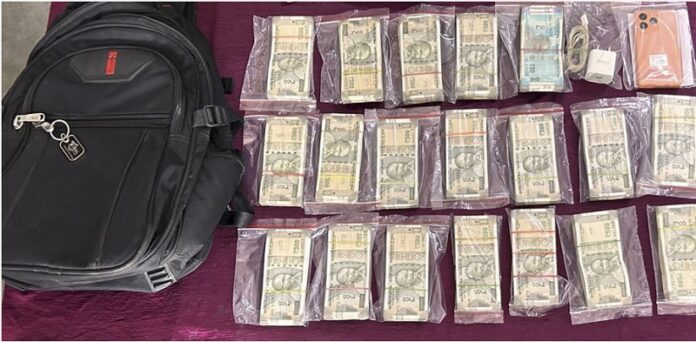 मेमो ट्रेन में 10 लाख रुपये से भरे बैग की चोरी का किया खुलासा मेमो ट्रेन में 10 लाख रुपये से भरे बैग की चोरी का किया खुलासा
