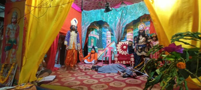 राम लीला का मंचन करते हुए पात्र मंच पर उपस्थित ताड़का वध का दृश्य राम लीला का मंचन करते हुए पात्र मंच पर उपस्थित ताड़का वध का दृश्य
