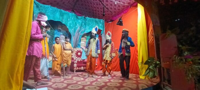 राम लीला का मंचन करते हुए पात्र मंच पर उपस्थित जनकपुर में मीना बाजार और फुलवारी का दृश्य राम लीला का मंचन करते हुए पात्र मंच पर उपस्थित जनकपुर में मीना बाजार और फुलवारी का दृश्य