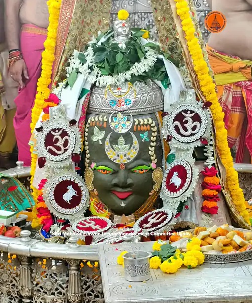 भांग, चंदन और त्रिपुंड से सजे बाबा महाकाल भांग, चंदन और त्रिपुंड से सजे बाबा महाकाल