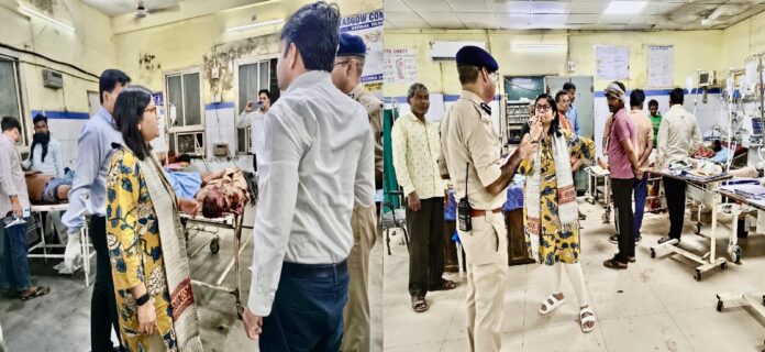 घायलों से बात करती, उनका हाल जानती हुईं ग्वालियर कलेक्टर रचिका चौहान