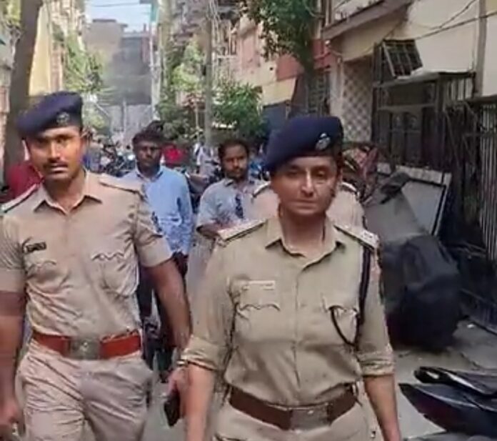 सूरत के दोहरे हत्या की जांच करती पुलिस