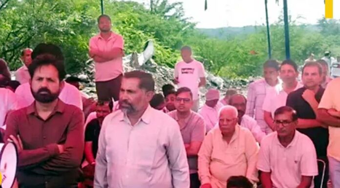 धरना देते लोग धरना देते लोग