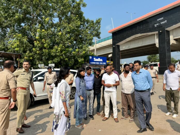 घाटों का निरीक्षण करते डीएम व एसपी घाटों का निरीक्षण करते डीएम व एसपी