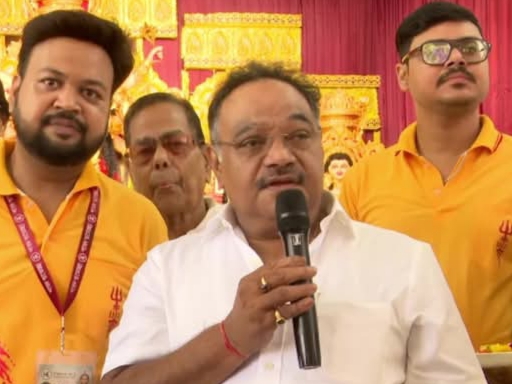 शामिक भट्टाचार्य पूजा पंडाल में शामिक भट्टाचार्य पूजा पंडाल में