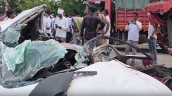 फोटो: बीड़ जिले में एसटी बस और कार की टक्कर के बाद राहत और बचाव कार्य कर रही पुलिस फोटो: बीड़ जिले में एसटी बस और कार की टक्कर के बाद राहत और बचाव कार्य कर रही पुलिस