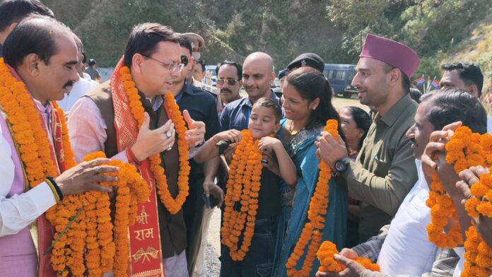 मुख्यमंत्री का स्वागत करते कार्यकर्ता मुख्यमंत्री का स्वागत करते कार्यकर्ता