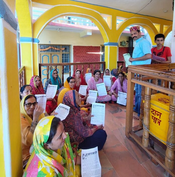 सेहली शक्तिपीठ में अपील पत्र बांटते हुए। सेहली शक्तिपीठ में अपील पत्र बांटते हुए।