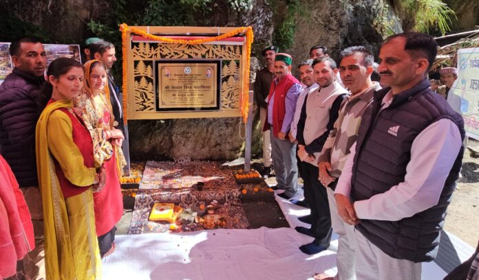 शिलान्यास करते हुए उपमुख्य सचेतक।
