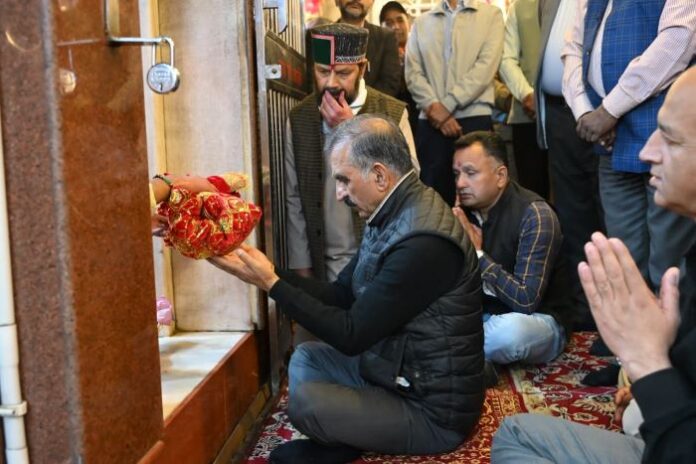 शिमला के कालीवाडी मंदिर में पूजा अर्चना करते सीएम सुक्खू।