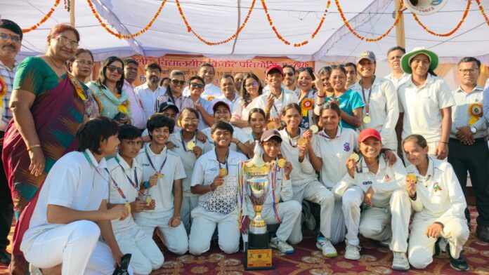 मुरादाबाद में प्रदेशीय विद्यालयीय बालिका क्रिकेट प्रतियोगिता के समापन पर विजेता टीम शील्ड के साथ
