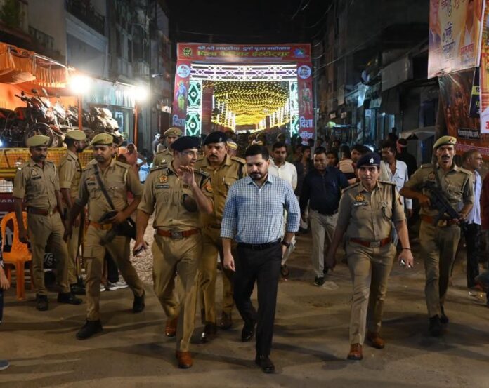 गश्त करते अधिकारी