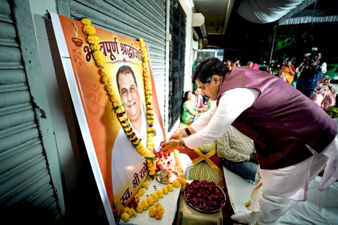 मप्रः मुख्यमंत्री ने स्व. रामेश्वर अखंड के निधन पर उनके निवास पहुँचकर श्रद्धांजलि अर्पित की मप्रः मुख्यमंत्री ने स्व. रामेश्वर अखंड के निधन पर उनके निवास पहुँचकर श्रद्धांजलि अर्पित की