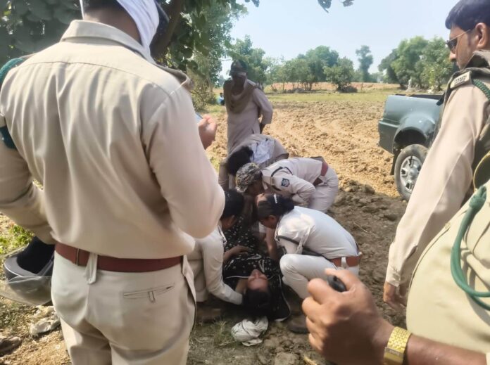 झडप के दौरान घायल हुई महिला को संभालतेे वनकर्मी झडप के दौरान घायल हुई महिला को संभालतेे वनकर्मी