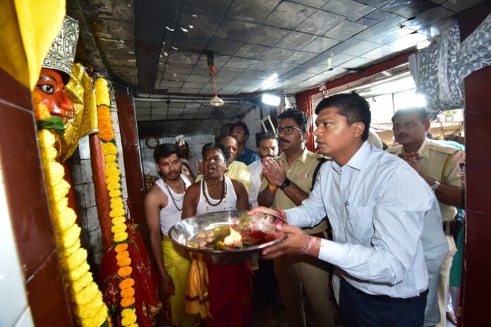In Ujjain, the Collector and the SP performed worship of Mahamaya and Mahalaya. In Ujjain, the Collector and the SP performed worship of Mahamaya and Mahalaya.