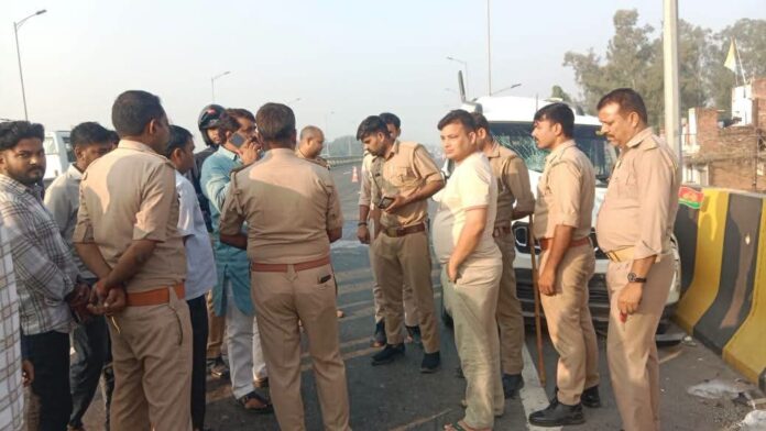 मौके पर पुलिस और दुर्घटनाग्रस्त वाहन