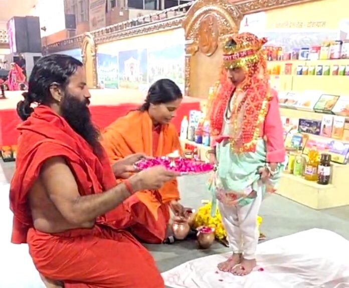 कन्या पूजन करते हुए रामदेव कन्या पूजन करते हुए रामदेव