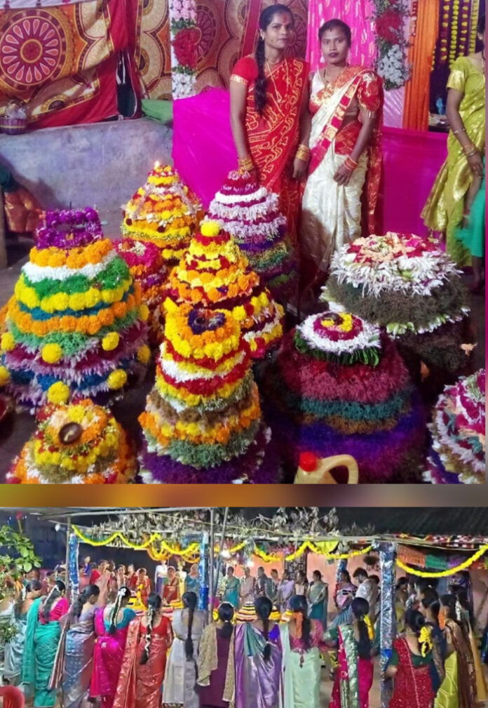 बत्तुकम्मा उत्सव नौ दिनों की आराधना के बाद हर्षोल्लास के साथ हुआ संपन्न बत्तुकम्मा उत्सव नौ दिनों की आराधना के बाद हर्षोल्लास के साथ हुआ संपन्न